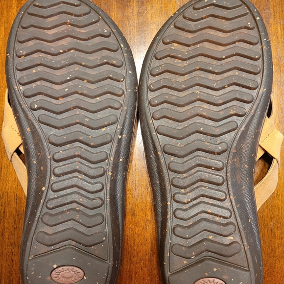Womens UGG flip flops sandals size 8 - Picture 3 of 3